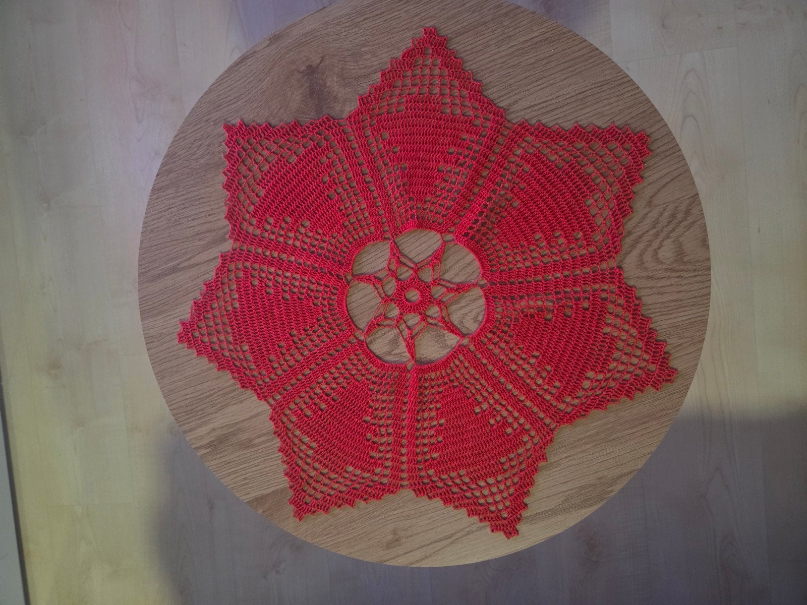 Handgemaakt rood gehaakt kleedje, Huis en Inrichting, Ophalen of Verzenden, Rood, Textiel, Landelijk