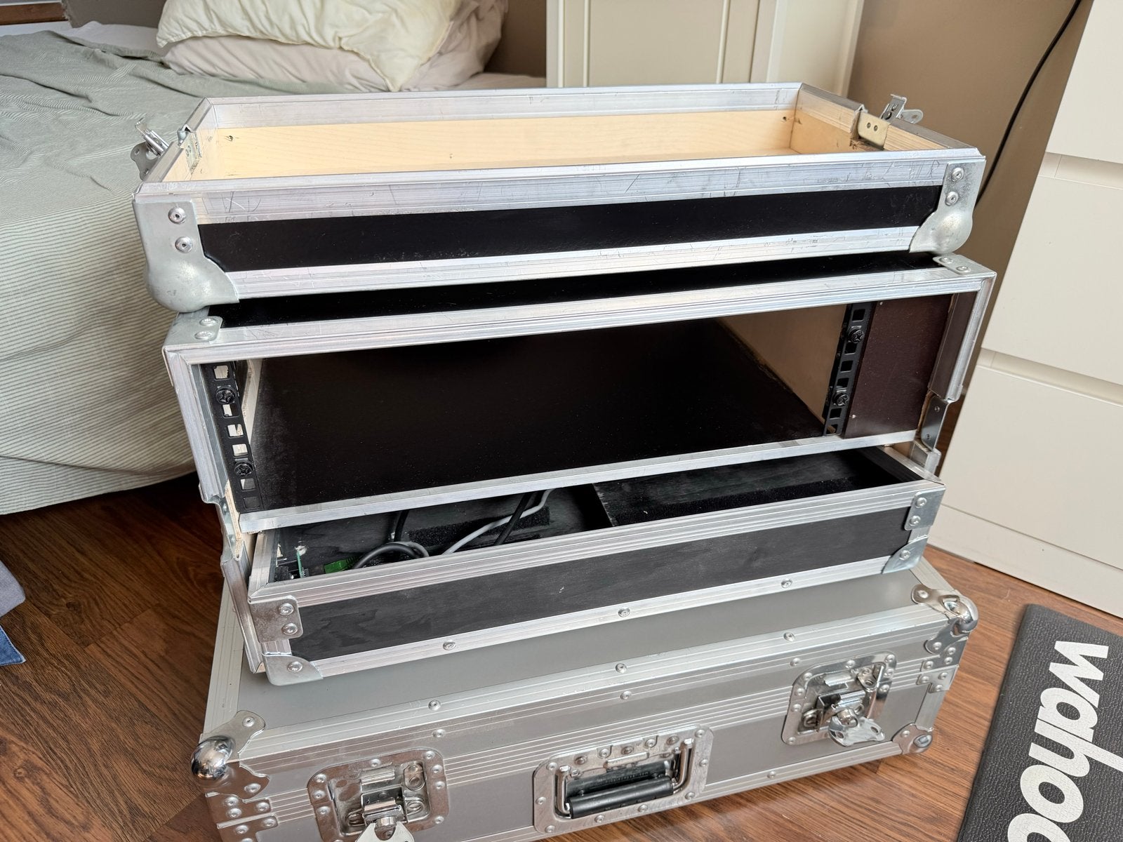 Foto 2 van 19 inch Flightcase met pedalboard bijv voor Kemper profiler