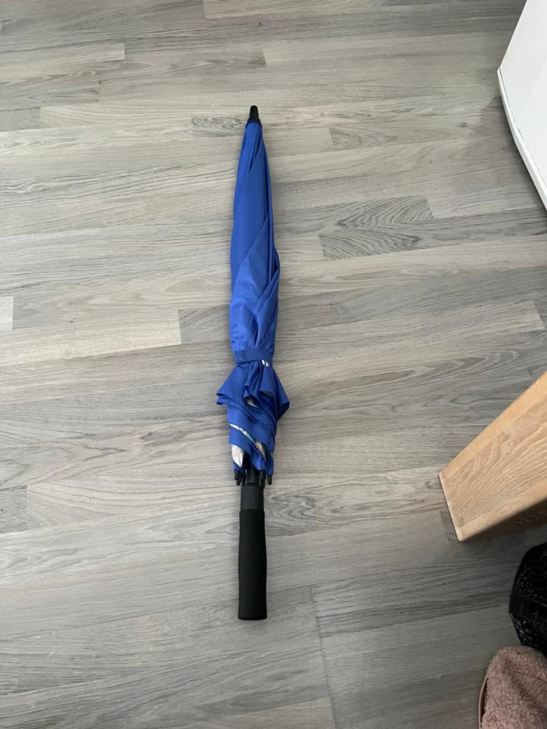 Grote stevig paraplu bijna nieuw, Sieraden, Tassen en Uiterlijk, Ophalen of Verzenden