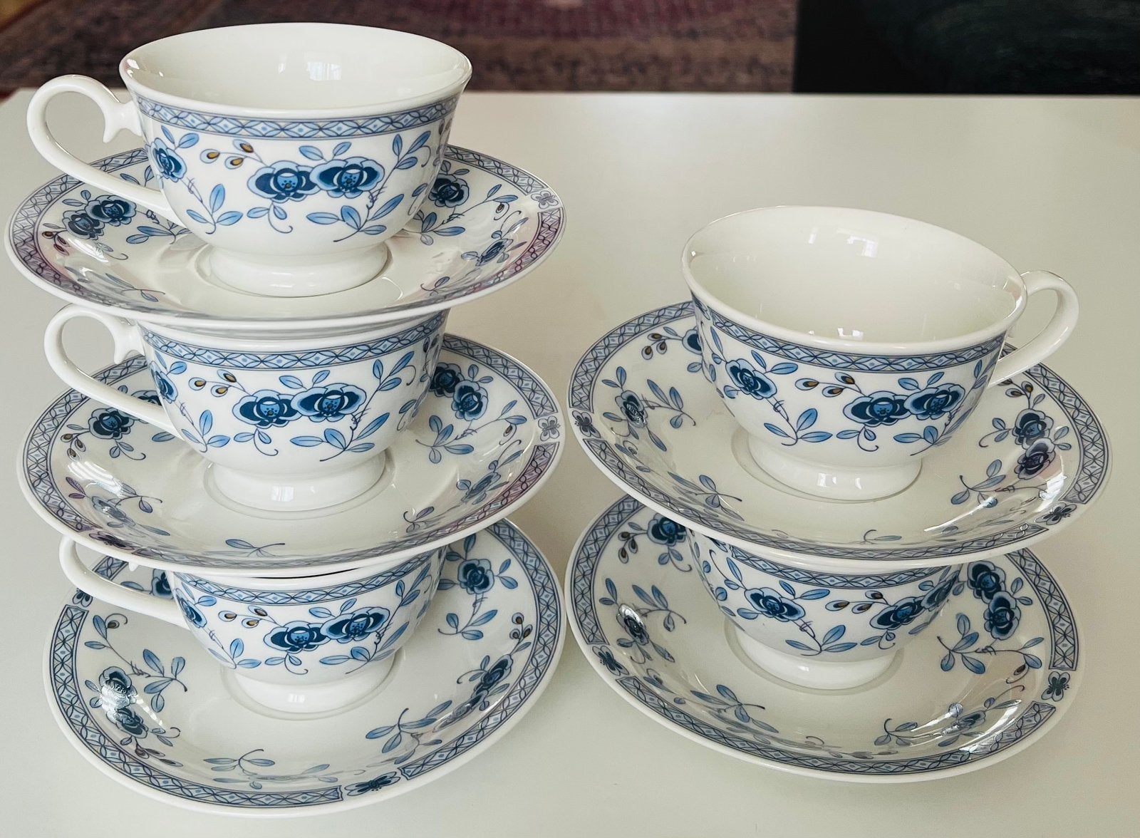 5 prachtige porseleinen kop met schotels Douwe Egberts, Ophalen of Verzenden, Zo goed als nieuw, Overige stijlen, Kop(pen) en/of Schotel(s)