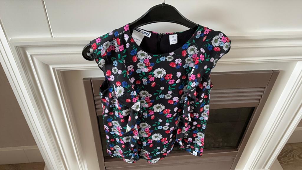 Leuk shirt zwart met bloempjes maat 12 152., Kinderen en Baby's, Kinderkleding | Maat 152, Ophalen of Verzenden, Zo goed als nieuw
