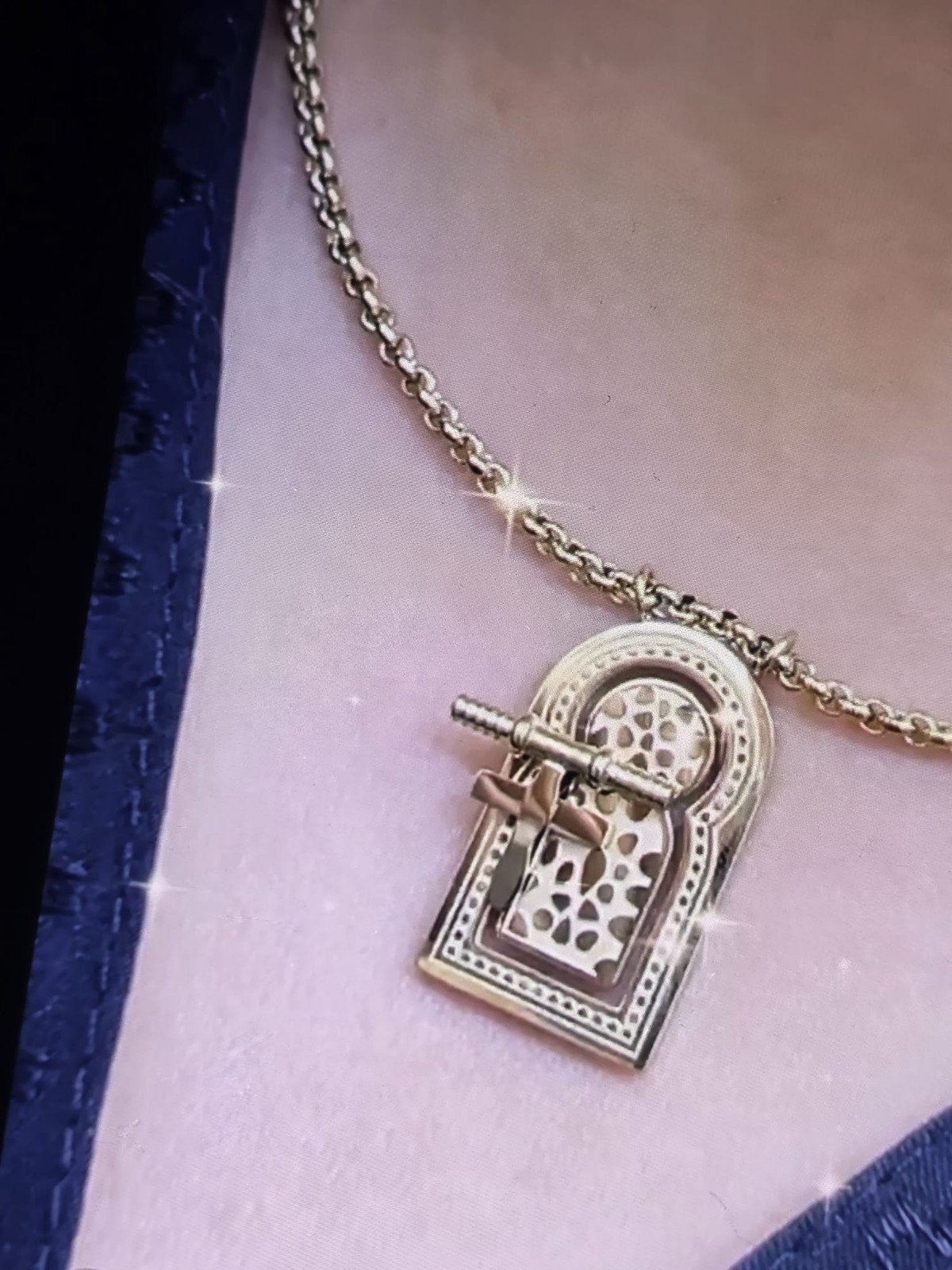Gouden kleur  ketting met unieke sleutel en poort hanger, Overige materialen, Overige voorstellingen, Nieuw, Ophalen of Verzenden