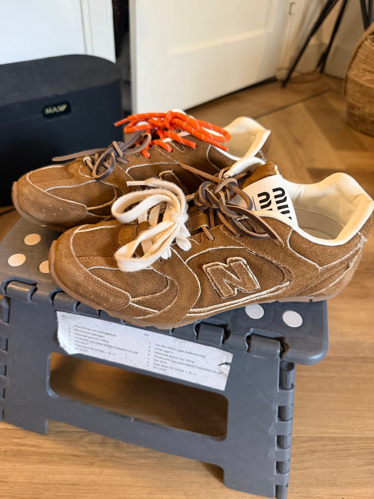 New Balance x Miu Miu imitatie sneakers, Kleding | Dames, Schoenen, Ophalen of Verzenden, Zo goed als nieuw, Bruin, Sneakers of Gympen