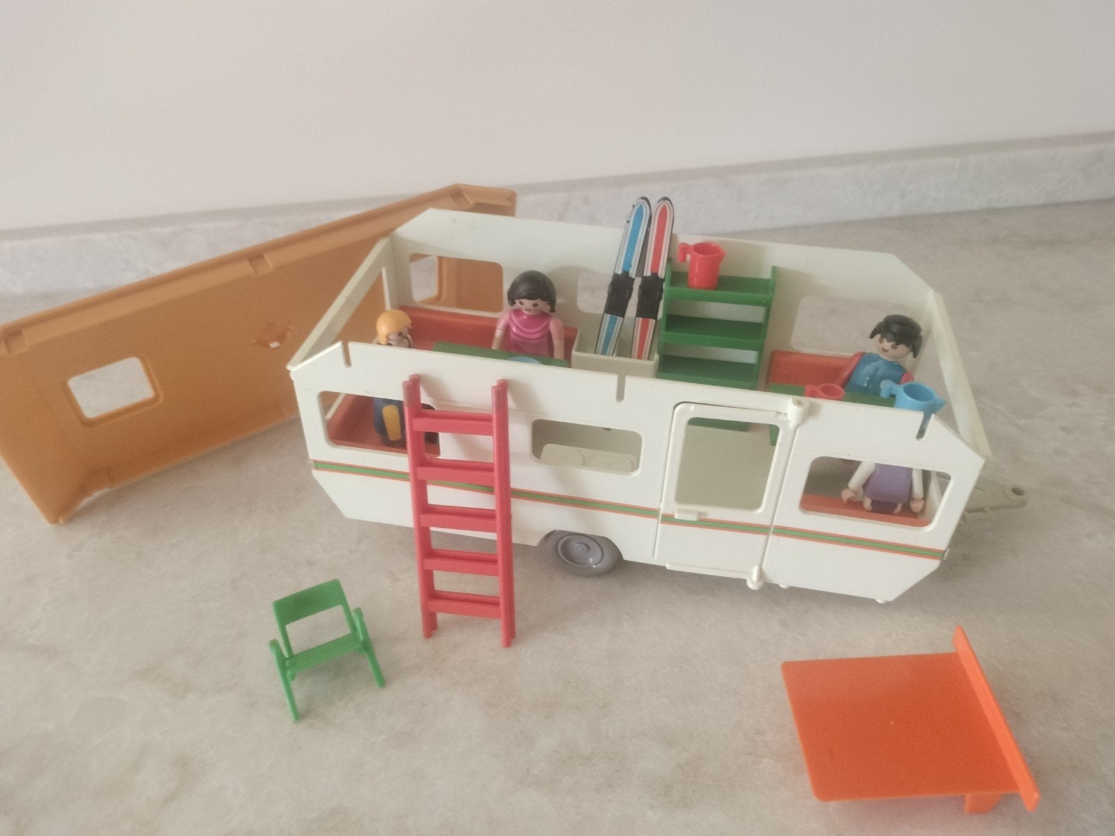 Playmobil caravan, Ophalen