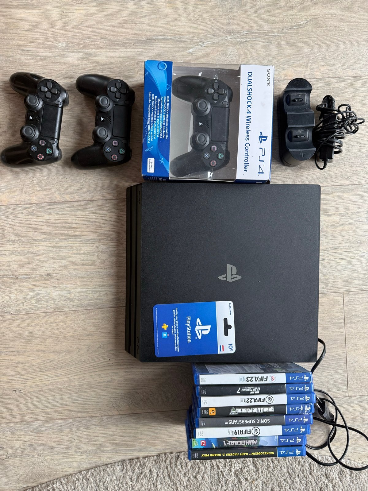 PlayStation 4 Pro met 3 controllers, lader en 8 games, Met games, Ophalen of Verzenden, Zo goed als nieuw, Pro