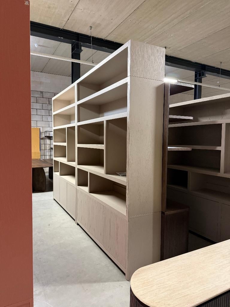 vakkenkast taupe eiken fineer taupe hotel chique, Huis en Inrichting, Kasten | Boekenkasten, Met deur(en), 200 cm of meer, Japandi hotel chique