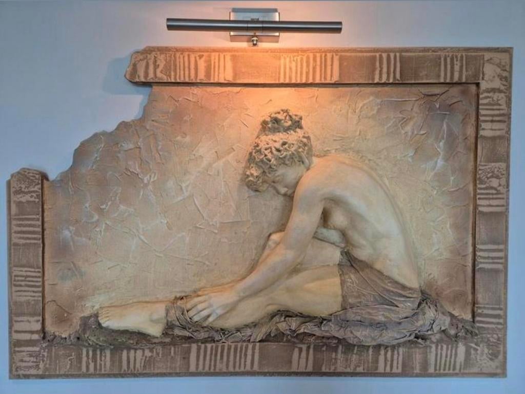 Klassiek reliëf van zittende vrouw, wanddecoratie, Ophalen