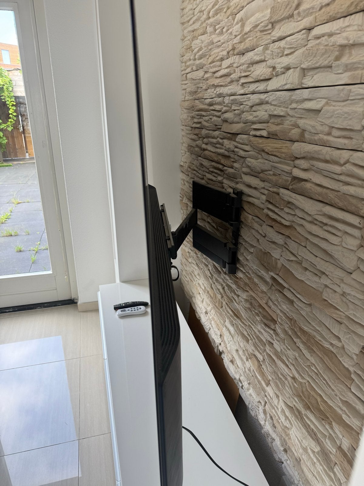Foto 3 van LG OLED 65 inch TV met Vogel muurbeugel