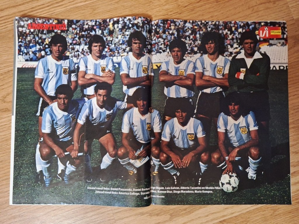 Oude poster Diego Maradona - Argentinië (1982), Ophalen of Verzenden, Zo goed als nieuw, Buitenlandse clubs, Poster, Plaatje of Sticker