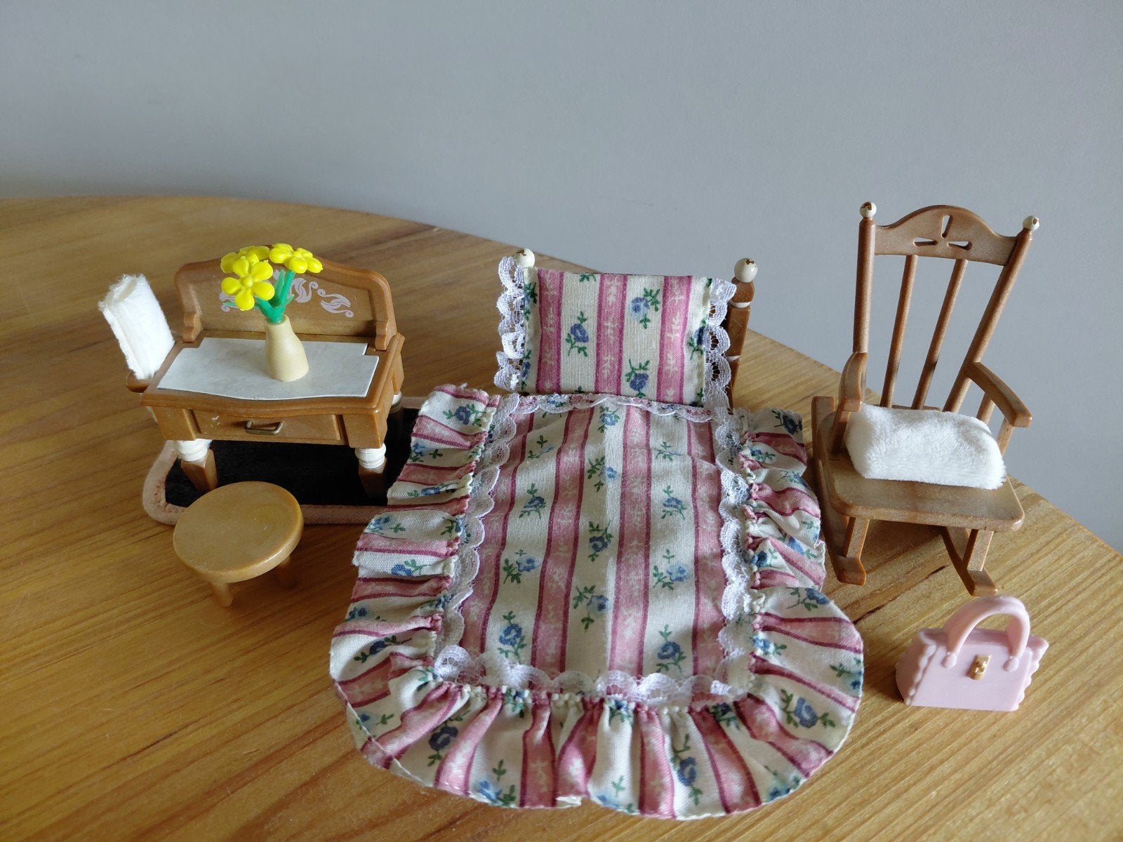 Sylvanian Families slaapkamer/nostalgisch bed/kast/stoel, Ophalen of Verzenden, Gebruikt, Poppenhuis