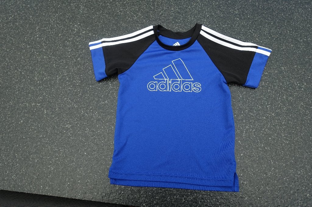 Adidas shirt.   2  jaar, Adidas, Jongen of Meisje, Ophalen of Verzenden, Zo goed als nieuw
