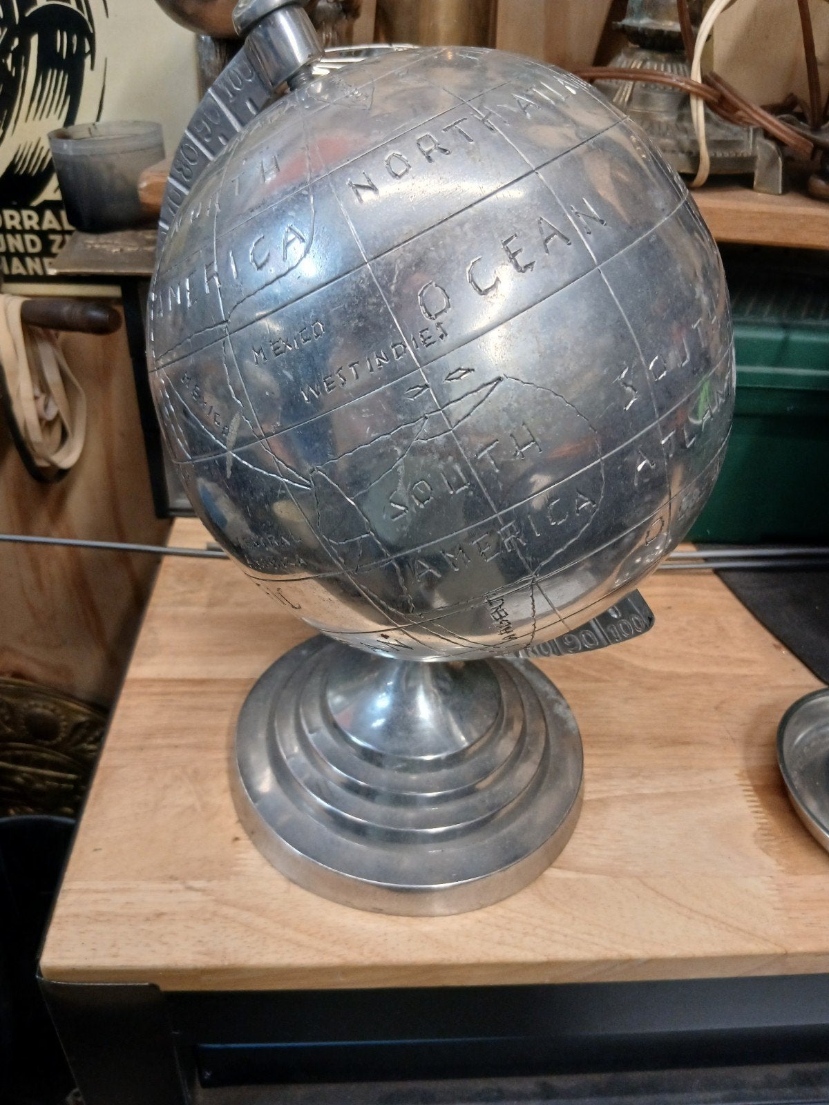 Vintage aluminium wereldbol, decoratief en uniek, Huis en Inrichting, Woonaccessoires | Wereldbollen, Gebruikt, Draaibaar, Ophalen of Verzenden