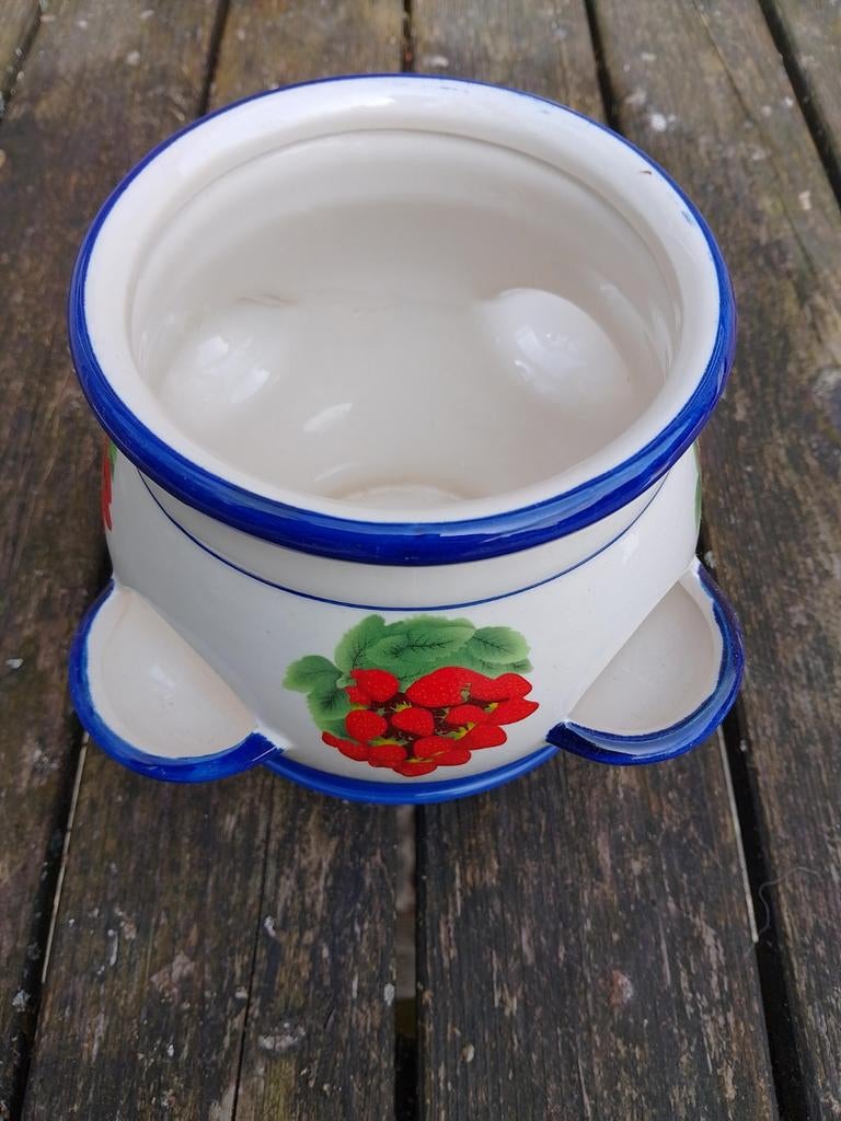 Decoratieve bloempot met aardbeienmotief, Tuin en Terras, Bloempotten, Gebruikt, Aardewerk, Binnen, Tuin, Minder dan 40 cm, Minder dan 25 cm