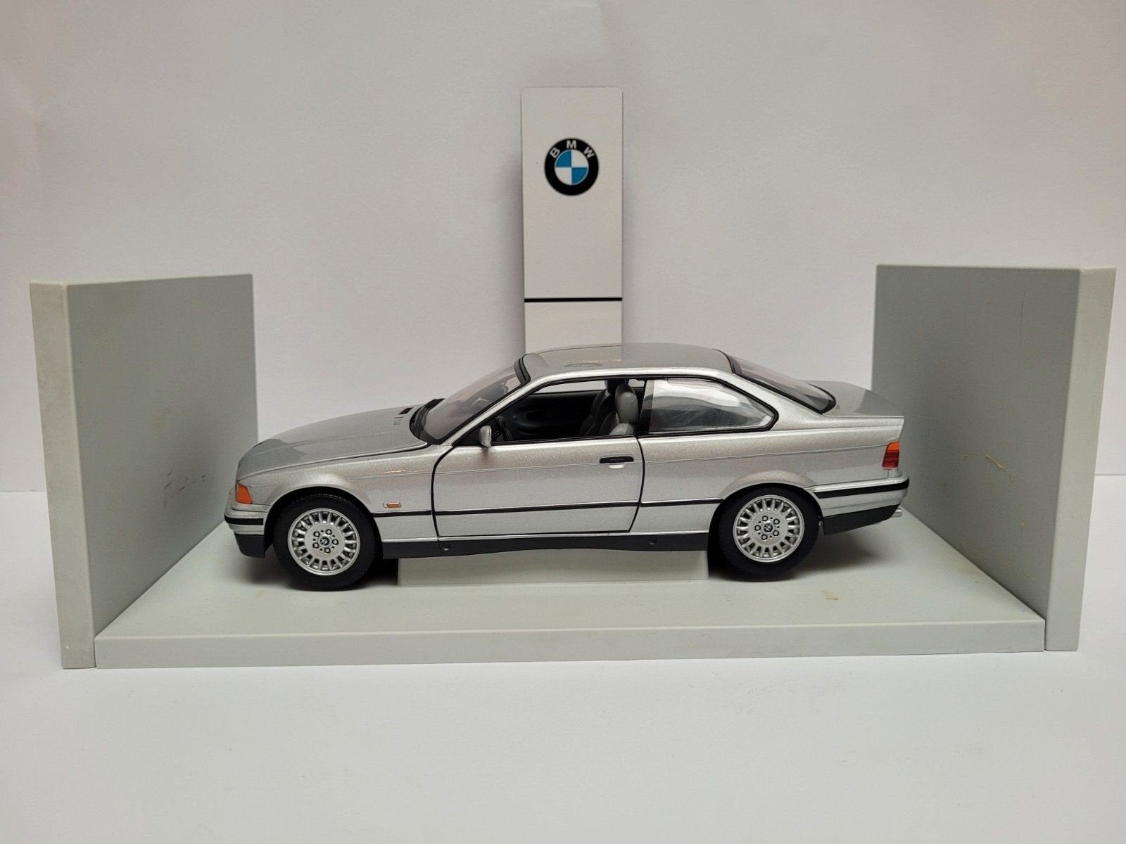 UT Models 1:18 BMW 3-serie 328i Coupe 1992 Zilver, Hobby en Vrije tijd, Modelauto's | 1:18, Ophalen of Verzenden, Zo goed als nieuw