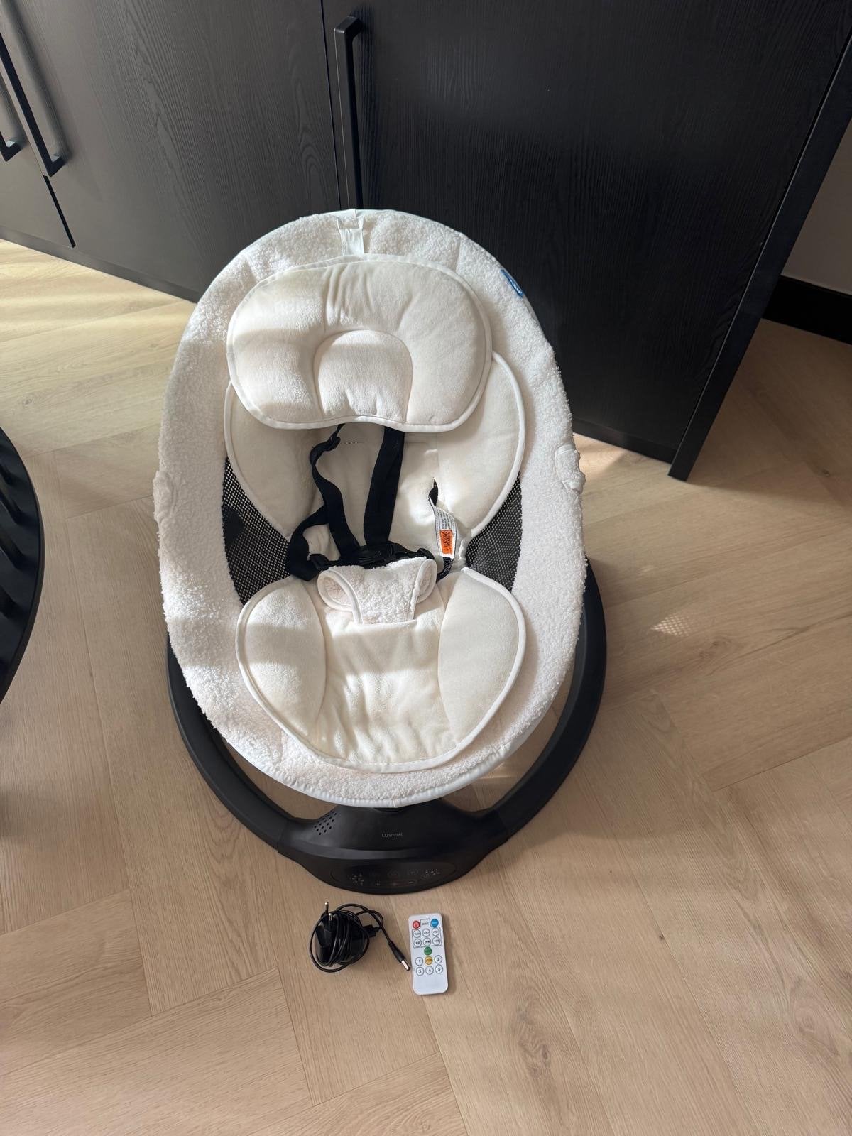 Luvion elektrische babywieg/schommelstoel met muziek en afst, Ophalen, Zo goed als nieuw