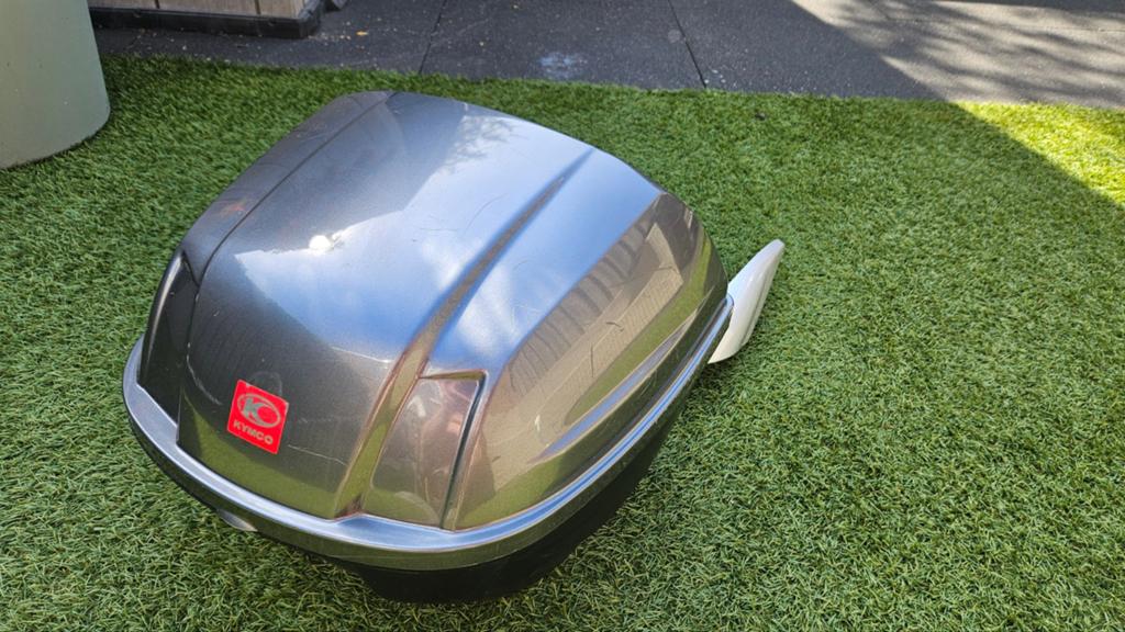 Kymco scooter topkoffer met slede / achterdrager bevestiging, Ophalen, Gebruikt