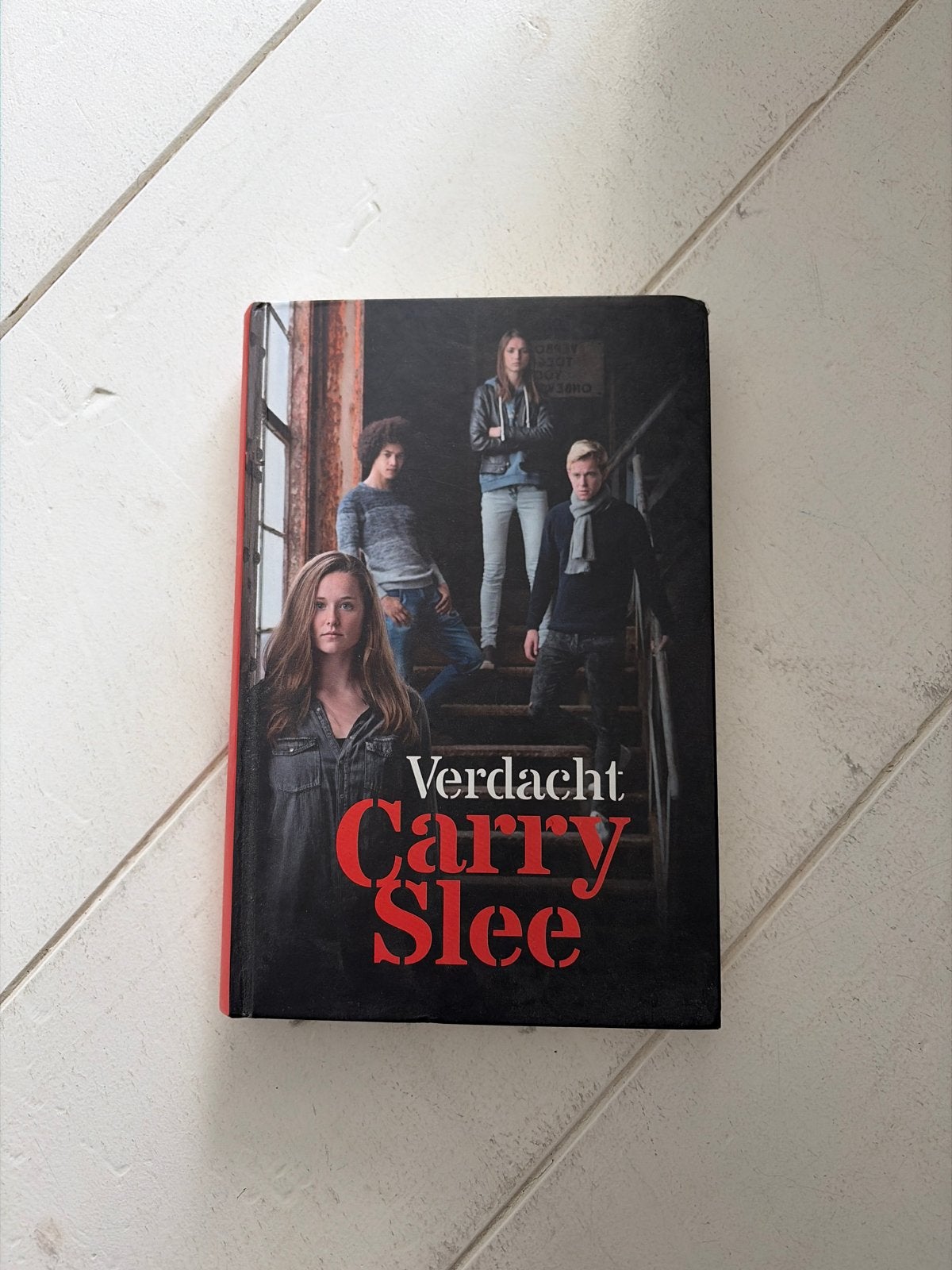 Verdacht - Carry Slee (Jeugdboek), Ophalen of Verzenden, Zo goed als nieuw, Fictie