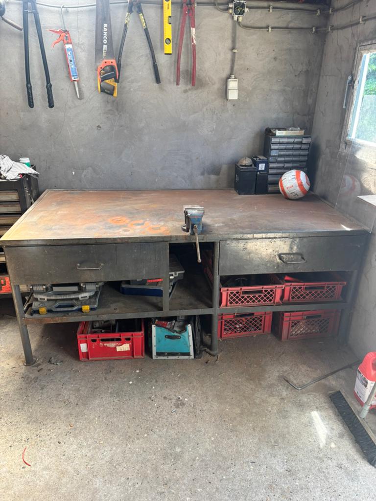Zware stalen werkbank met bankschroef, Doe-het-zelf en Verbouw, Werkbanken, Ophalen, Gebruikt, 170 cm of meer, Bankschroef