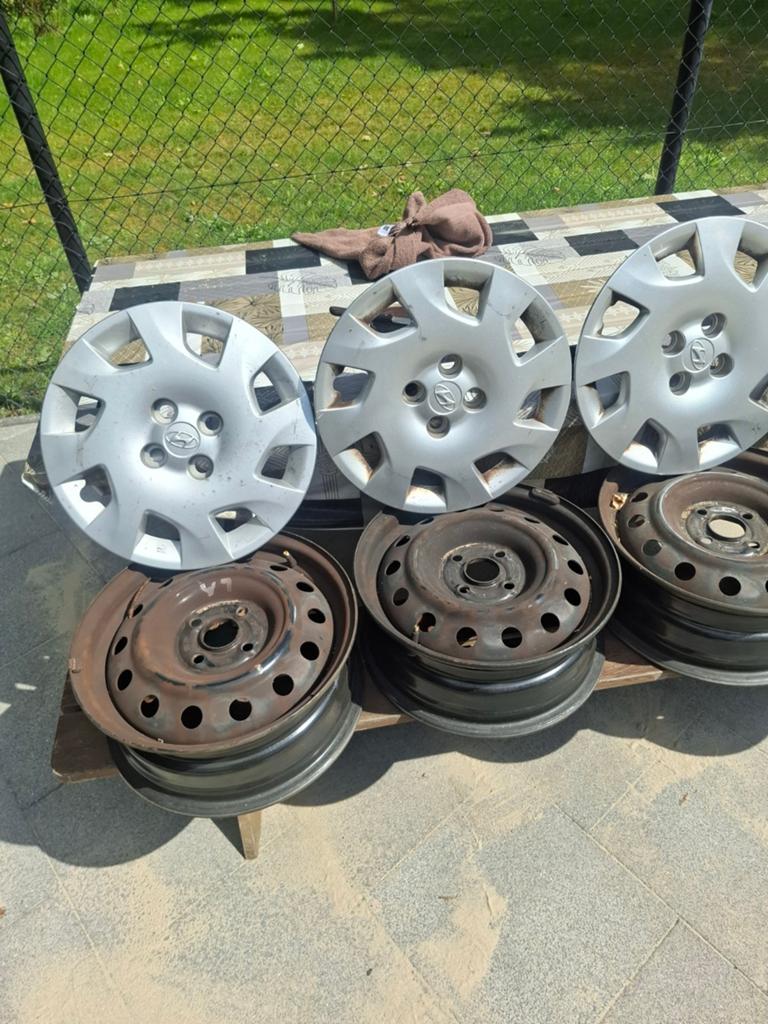 4 stalen velgen met wieldoppen +bouten 9undai  i20, Auto-onderdelen, Banden en Velgen, Gebruikt, 15 inch, Velg(en), Ophalen of Verzenden