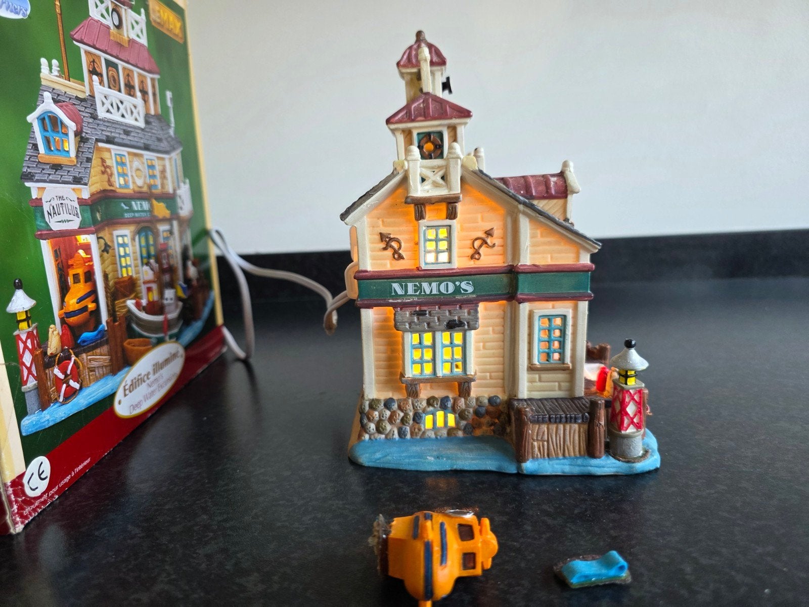 Lemax Retired Nemo's Deep Water Excursions kersthuisje, Diversen, Ophalen, Gebruikt