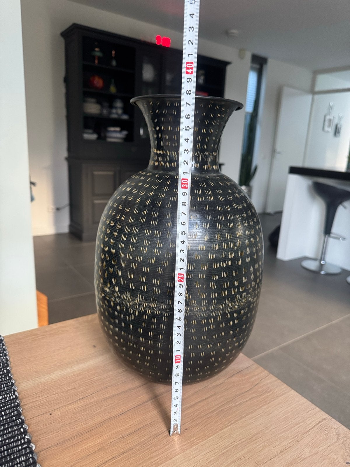 Grote metalen vaas met goudkleurig patroon, Ophalen