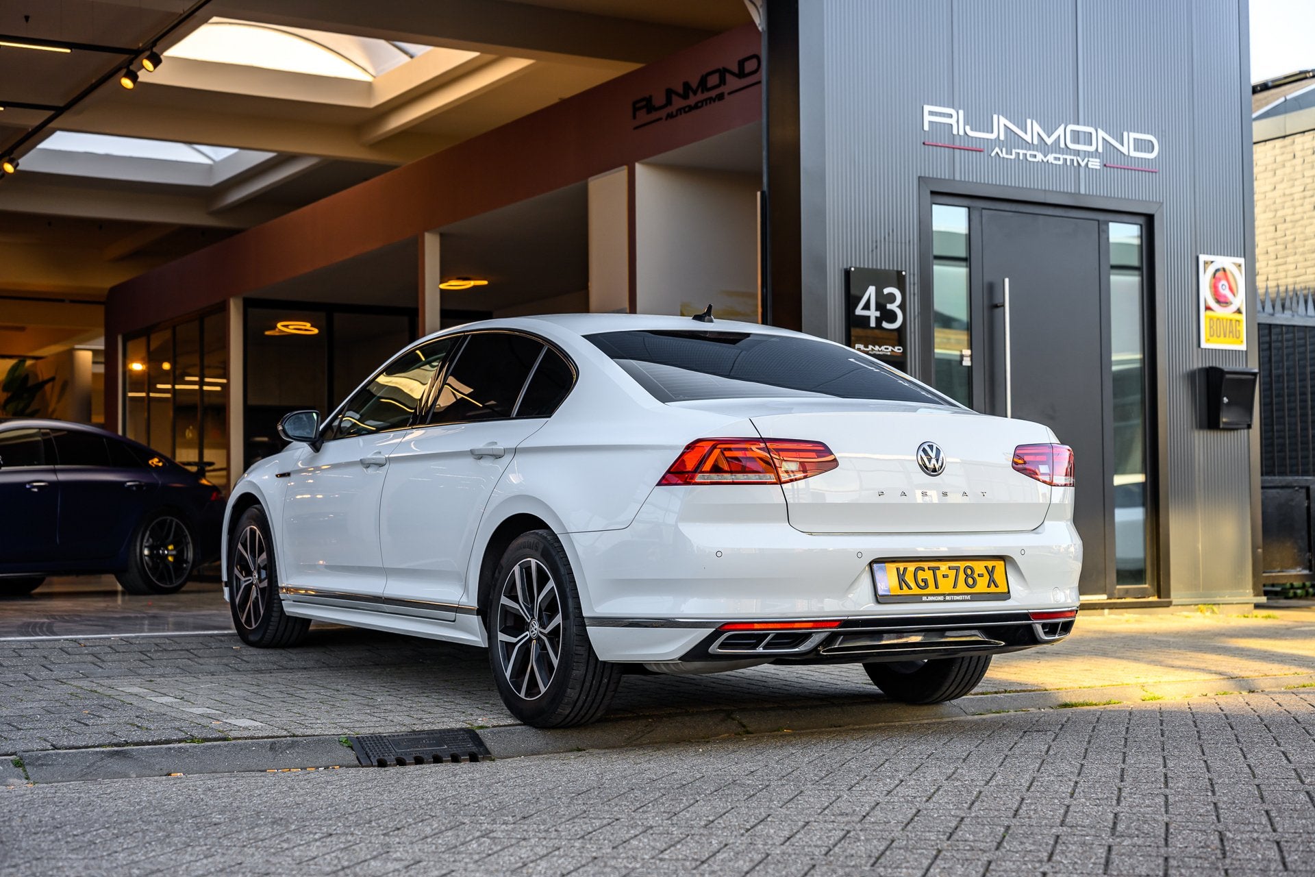 Volkswagen Passat 1.5 TSI R-Line|Camera|Acc|Lane-Assist|Keyl, Dealer onderhouden, Stof, Zwart, 4 cilinders