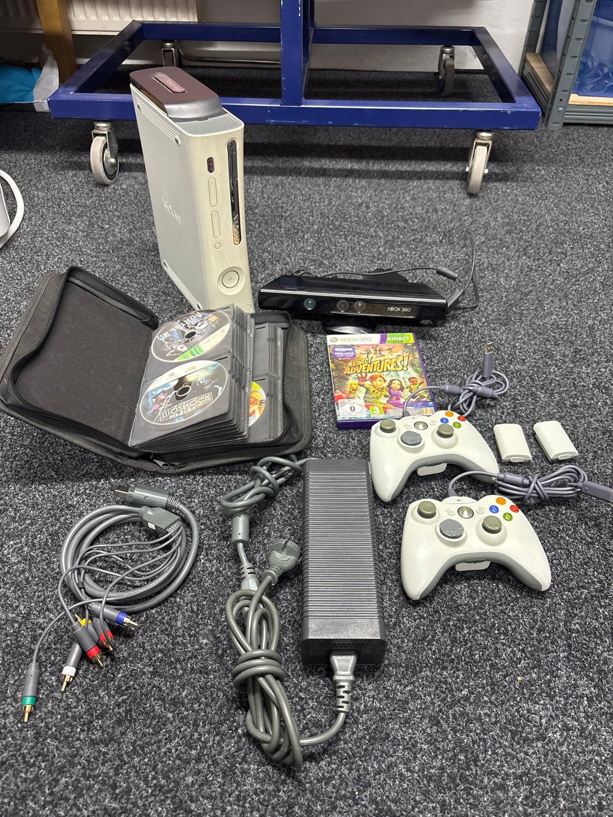 Xbox 360 met Kinect en 30+ games (geflasht), Spelcomputers en Games, 360 Elite of Super Elite, Met 2 controllers, Ophalen of Verzenden