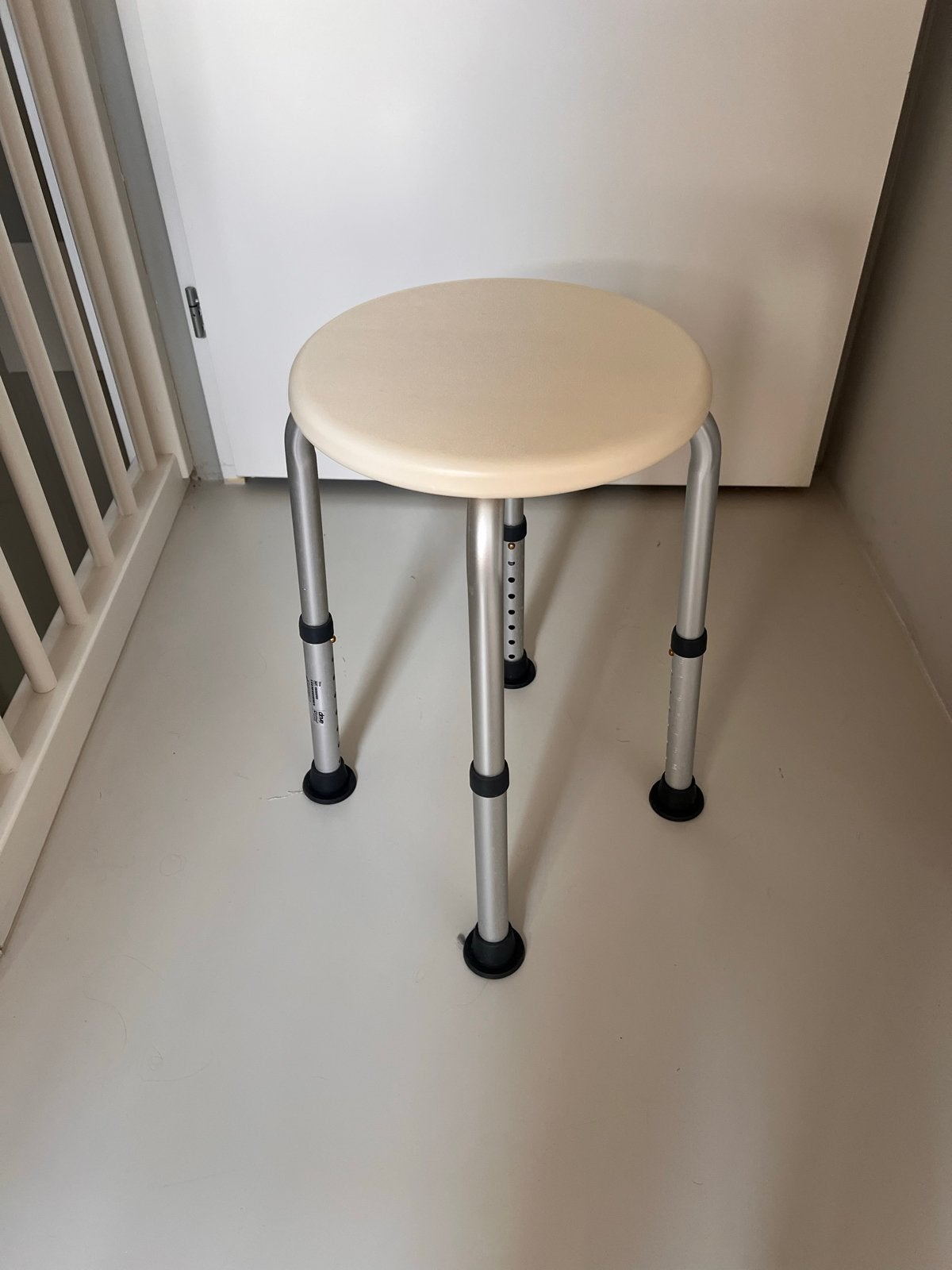 In hoogte verstelbare kruk - ideaal voor badkamer/keuken, Ophalen of Verzenden, In hoogte verstelbaar, Gebruikt, Kunststof