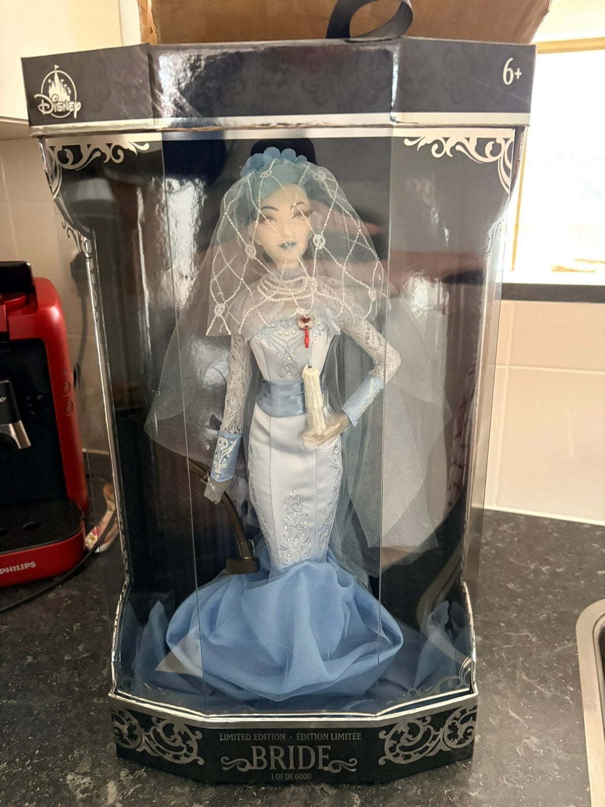 Disney haunted mansion bride limited doll, Ophalen of Verzenden, Overige figuren, Zo goed als nieuw, Beeldje of Figuurtje