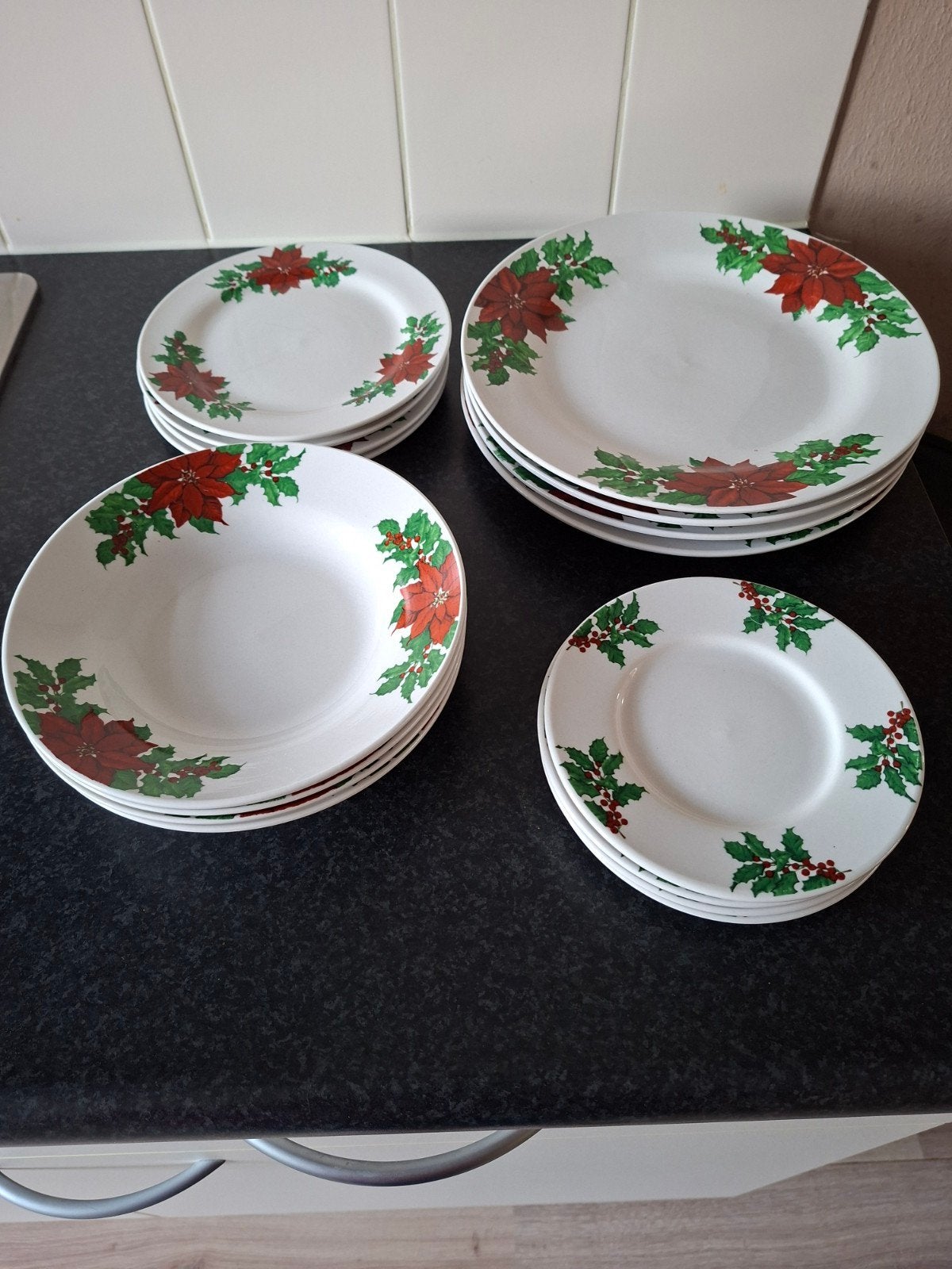 kerstservies voor 4 personen met hulst en kerstster €15,00, Diversen, Ophalen of Verzenden