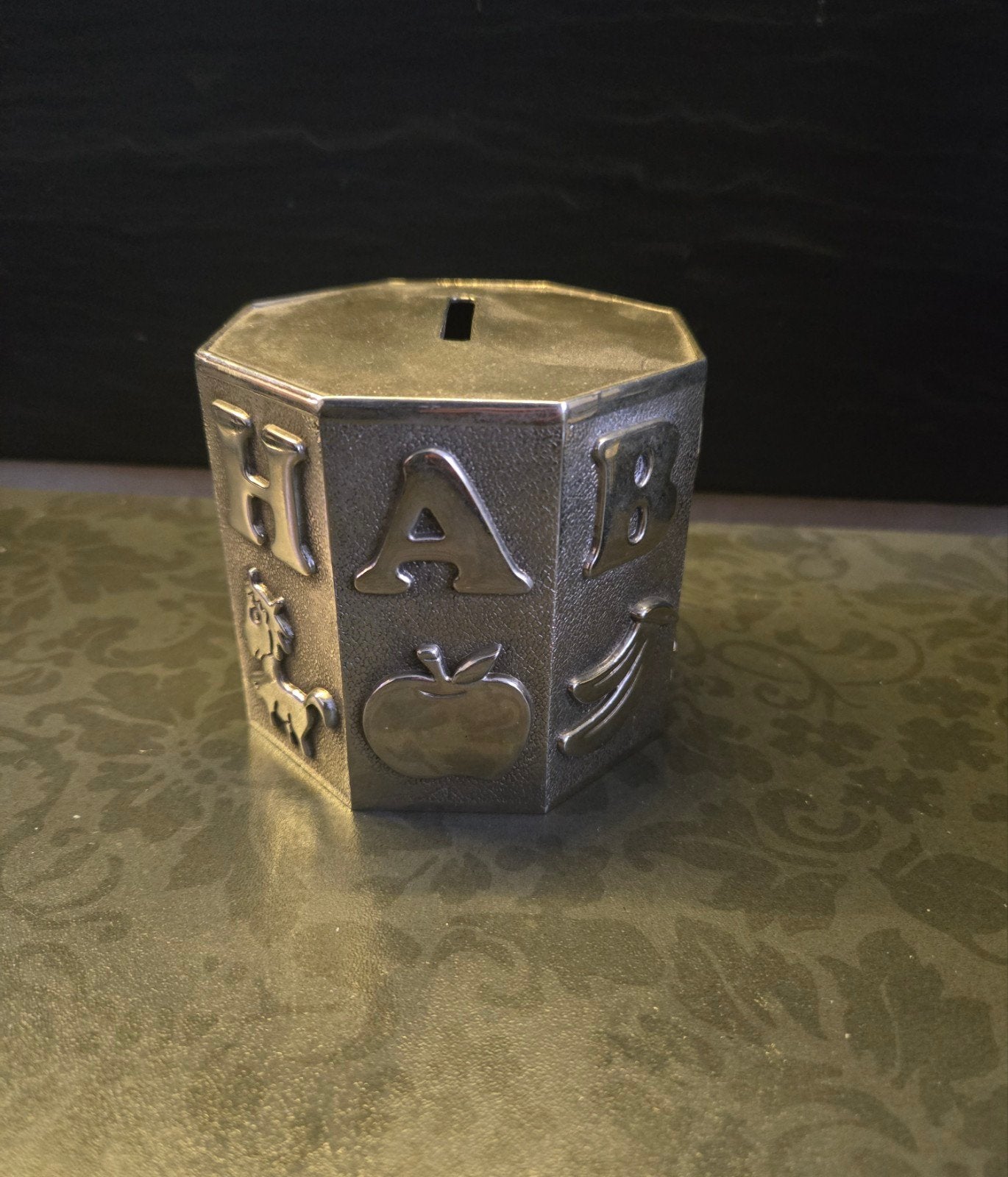 Vintage metal spaarpot met letters en figuren, Verzamelen, Spaarpotten, Ophalen of Verzenden, Gebruikt, Metaal of Blik, Overige thema's