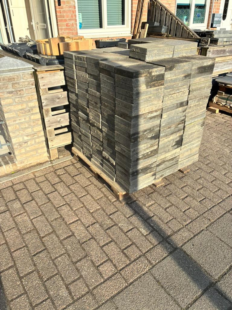 Gratis 26m3 tegels + 44 opsluitbandjes, Tuin en Terras, Tegels en Klinkers, Ophalen, Gebruikt, 10 m² of meer, Beton