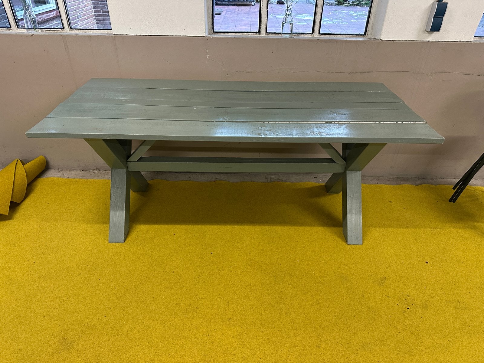 Robuuste houten tafel met X-poten, groen geverfd, Huis en Inrichting, Tafels | Eettafels, Ophalen, Gebruikt, 50 tot 100 cm, 150 tot 200 cm