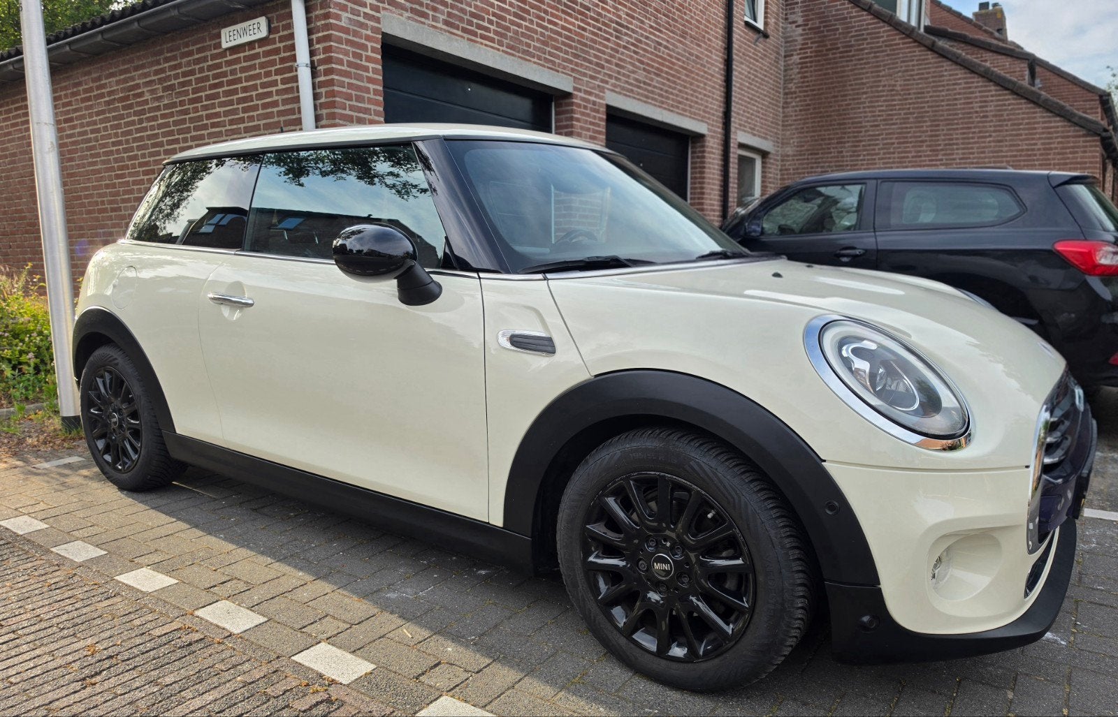 MINI Cooper 1.5 Chili Serious Business | HUD | Full option!, Voorwielaandrijving, 136 pk, Zwart, 4 stoelen