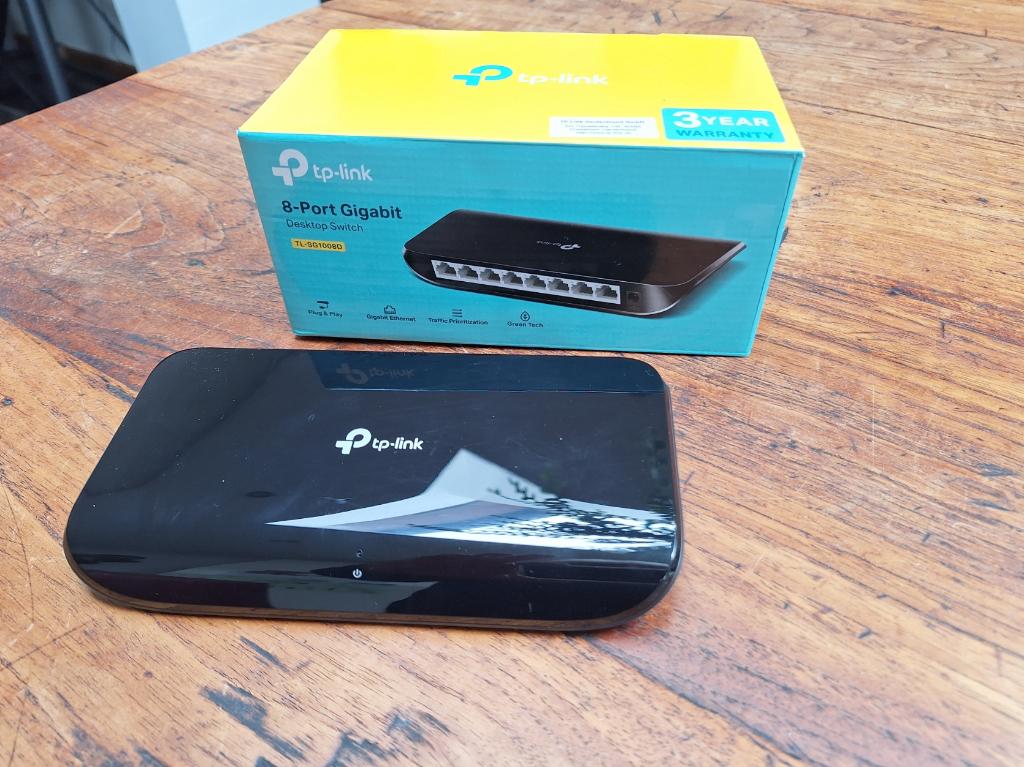 tp-link 8-port Gigabit Desktop Switch, Computers en Software, Netwerk switches, Ophalen of Verzenden, Zo goed als nieuw