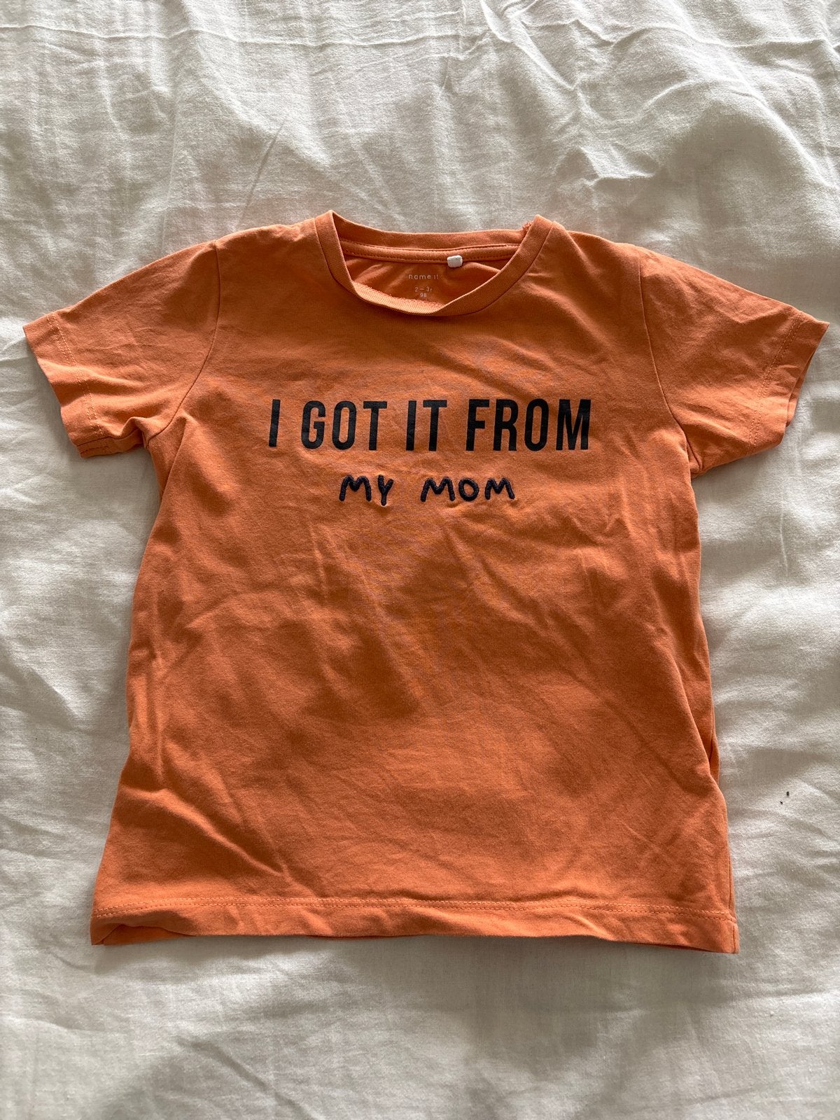 Oranje T-shirt met tekst 'I GOT IT FROM MY MOM', Kinderen en Baby's, Kinderkleding | Maat 98, Gebruikt, Jongen of Meisje, Ophalen of Verzenden