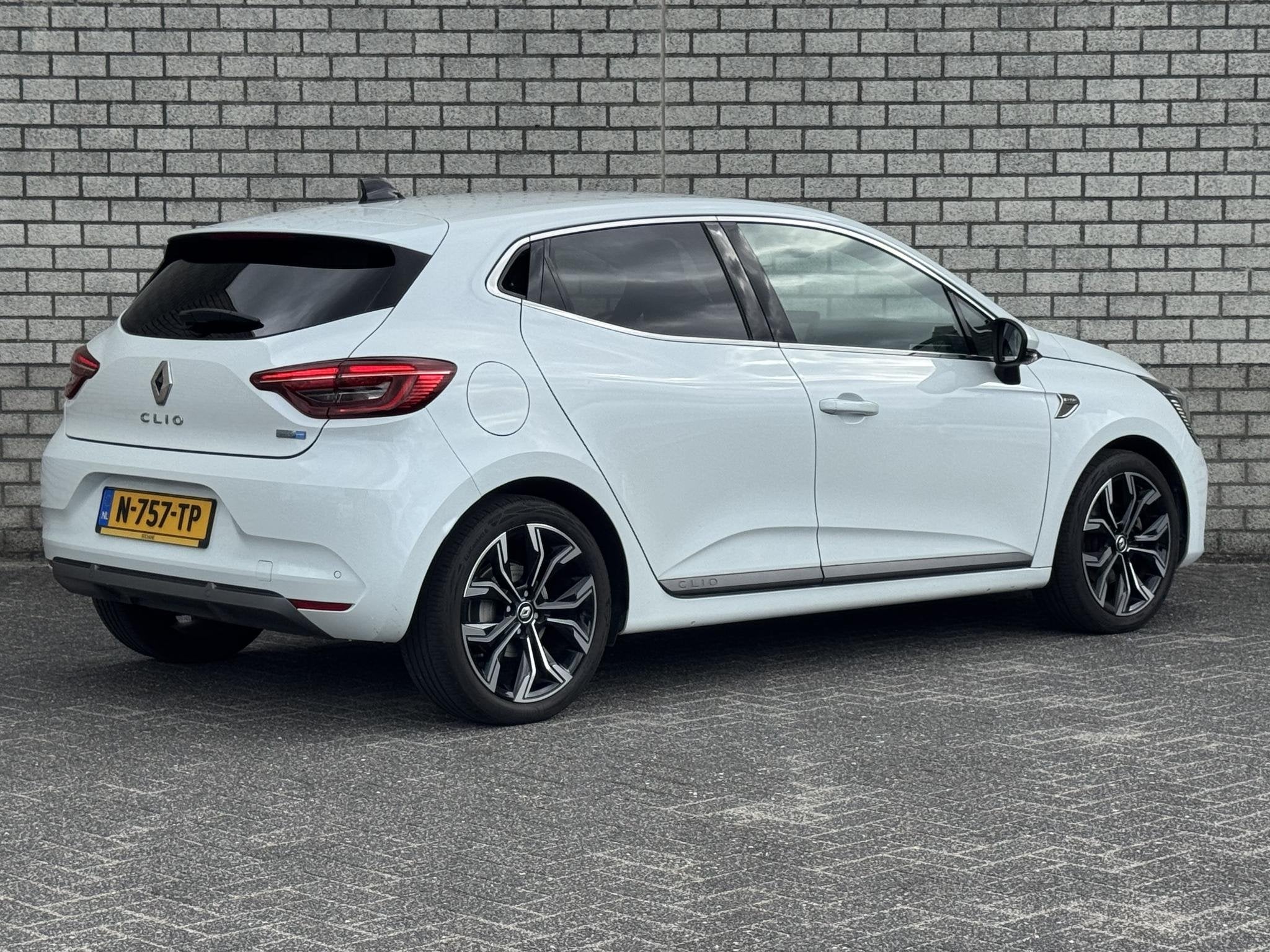 Renault Clio 1.6 E-Tech Hybrid 140 R.S. Line | Navigatie | C, Gebruikt, 4 cilinders, Met garantie (alle), Leder en Stof