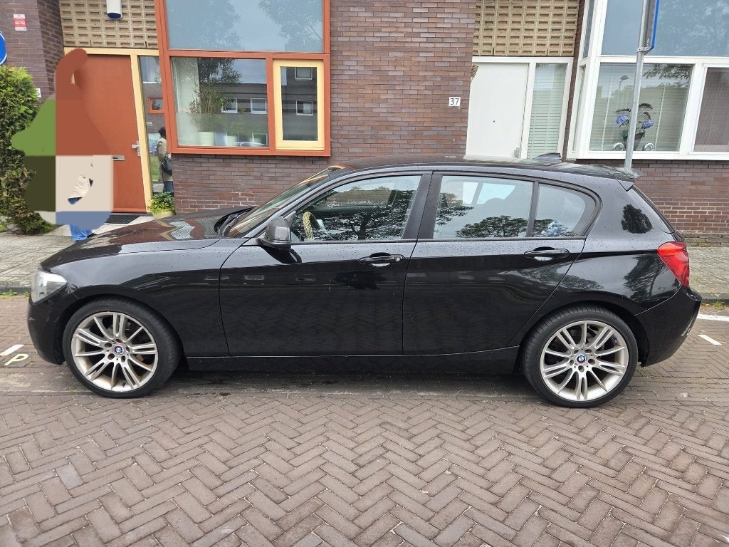 BMW 1-Serie 116I 100KW 5DR Aut8 2013 Zwart, Auto's, Zwart, 4 cilinders, Zwart, Leder