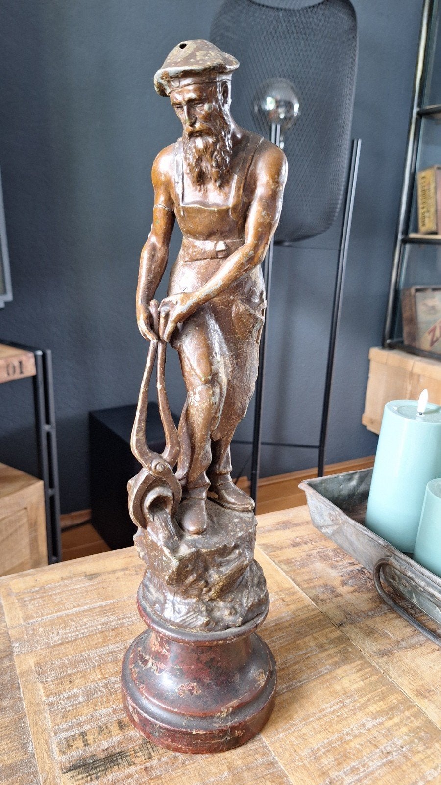 Spelter beeld van een metaalbewerker, zie foto's, Ophalen of Verzenden