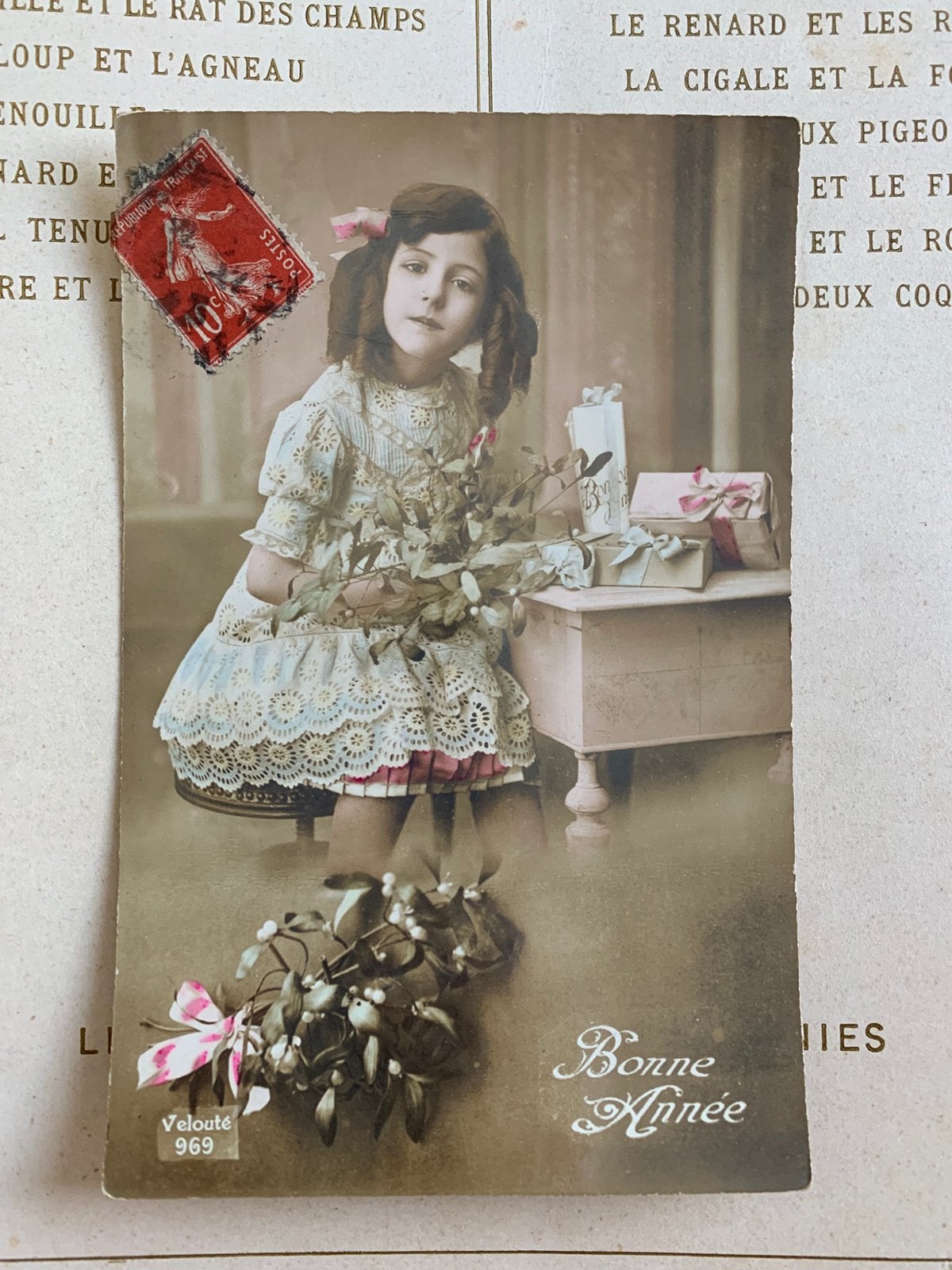 Bonne Année - meisje met geschenken en maretak (GO), Ophalen of Verzenden, Voor 1920, Gelopen, Feest(dag)