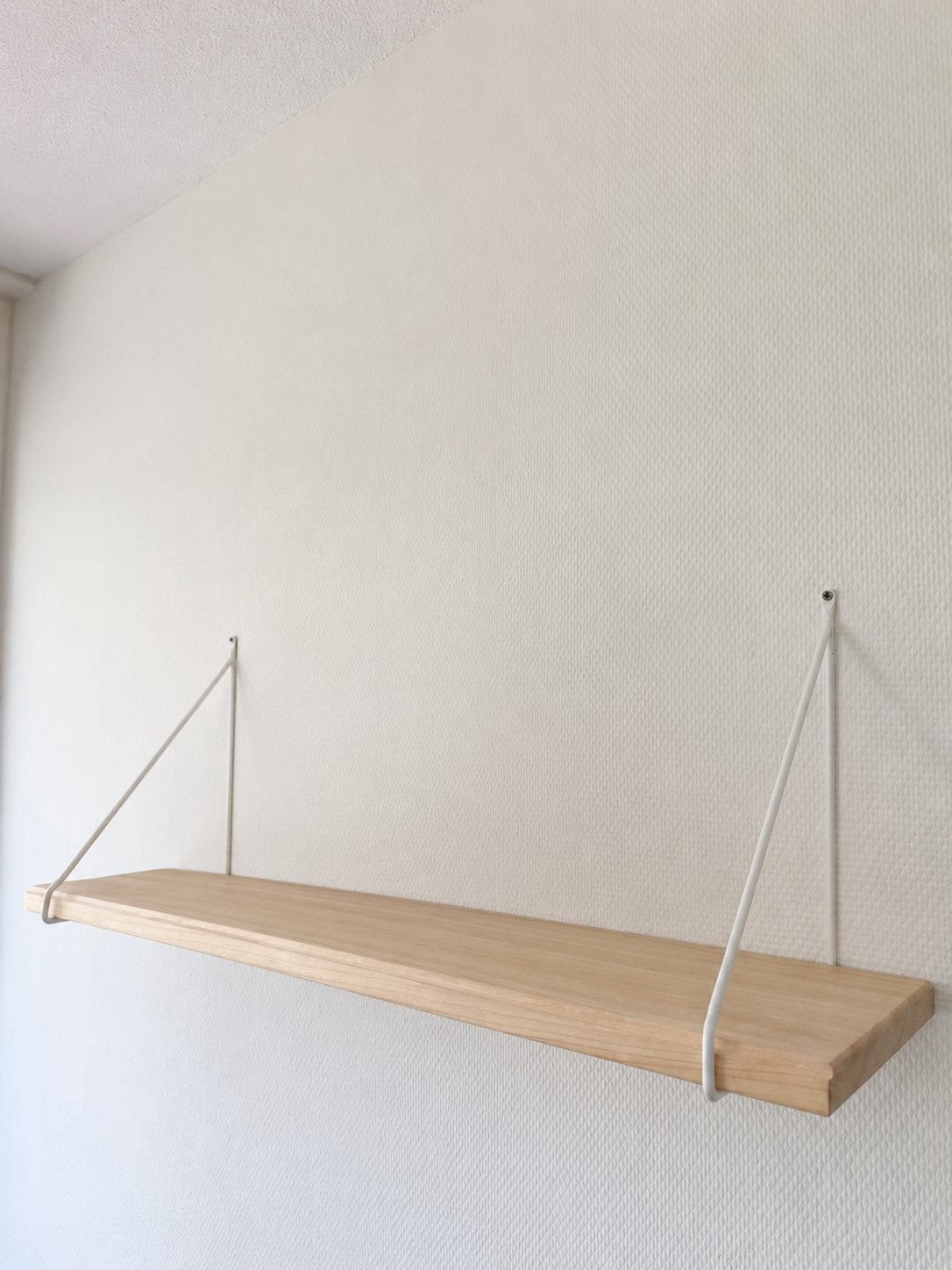 IKEA TRANHULT houten wandplank + witte PERSHULT beugels, Ophalen of Verzenden, Zo goed als nieuw