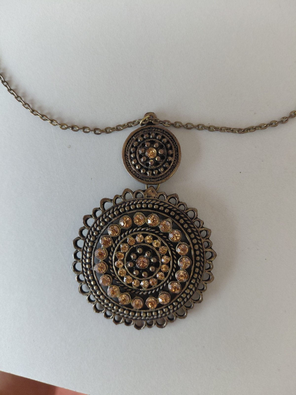 Prachtige halsketting. Hanger met geslepen gele steentjes., Sieraden, Tassen en Uiterlijk, Bruin, Ophalen of Verzenden, Zo goed als nieuw