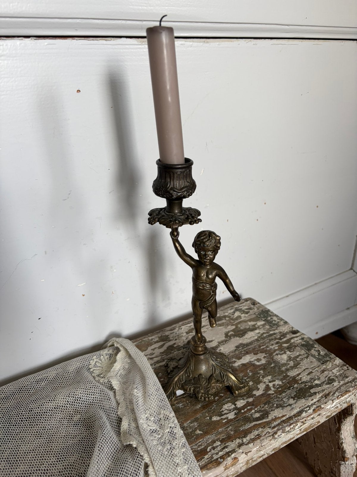 Oude kandelaar met putto /engel /cherubijn, Antiek en Kunst, Ophalen of Verzenden