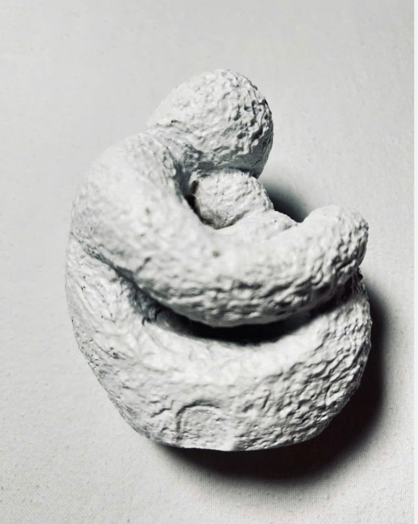 Beeld witte steen moeder met kind 11 x 10 cm, Ophalen of Verzenden, Zo goed als nieuw, Mens