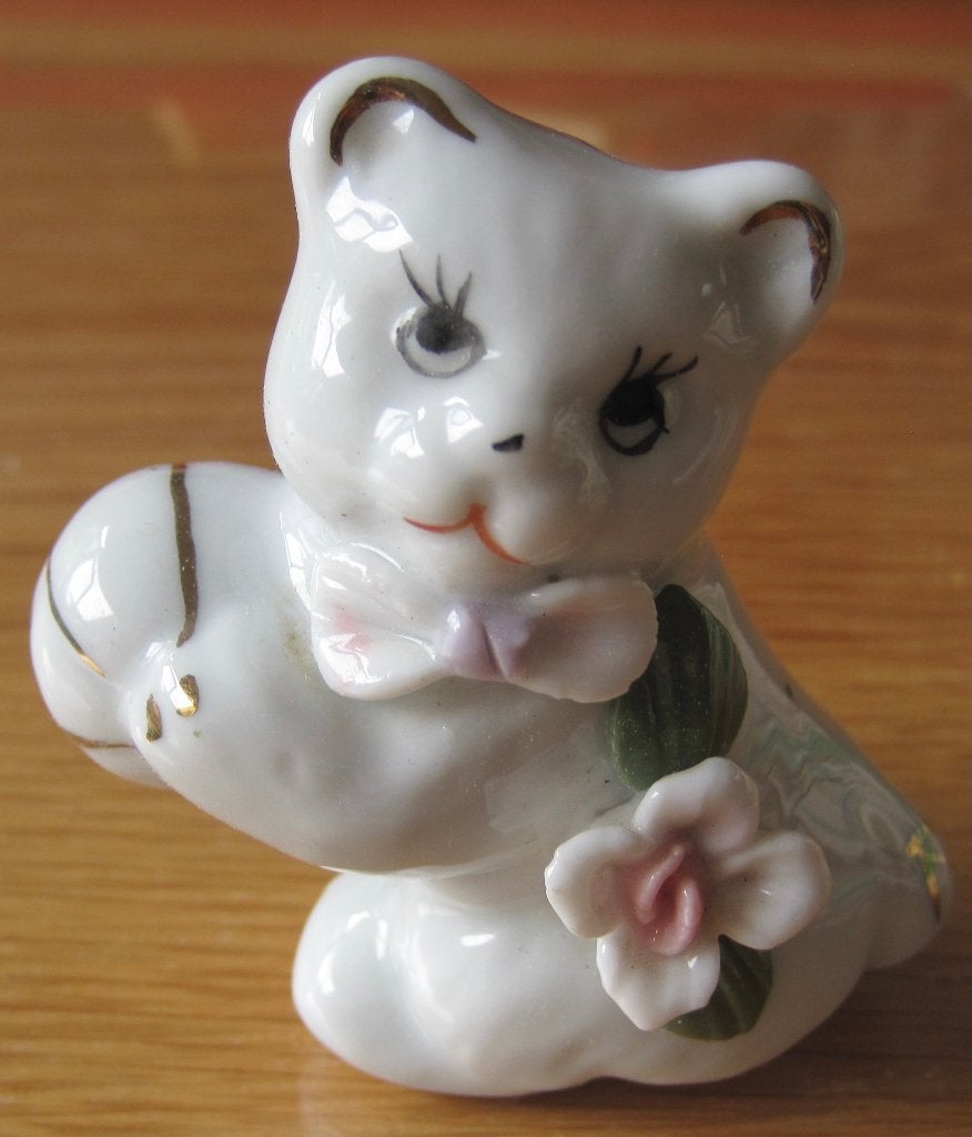 beeldje van een kat met rose bloem - gouden accenten, Ophalen of Verzenden, Zo goed als nieuw, Dier
