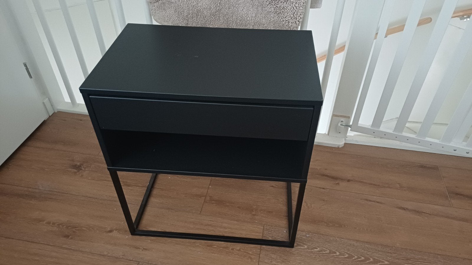 2x Zwart nachtkastje met lade en open vak, Minder dan 55 cm, Metaal of Aluminium, Zo goed als nieuw, Modern industrieel