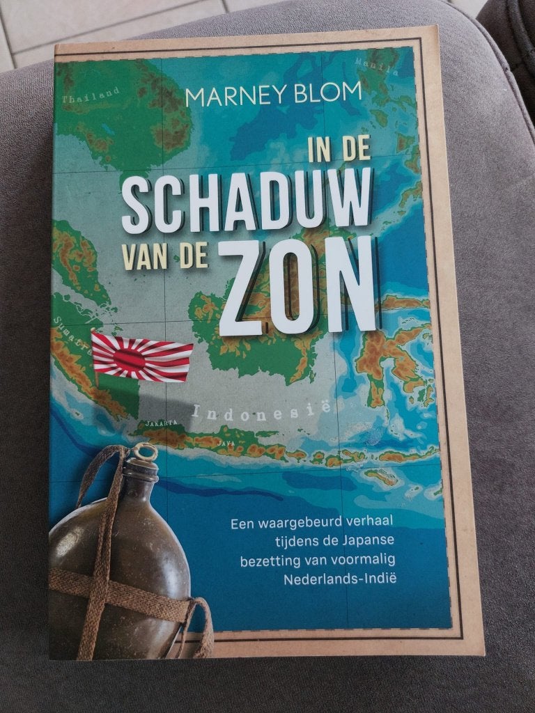 In de schaduw van de zon Marney Blom 2e wereldoorlog, Ophalen of Verzenden, Tweede Wereldoorlog, Zo goed als nieuw