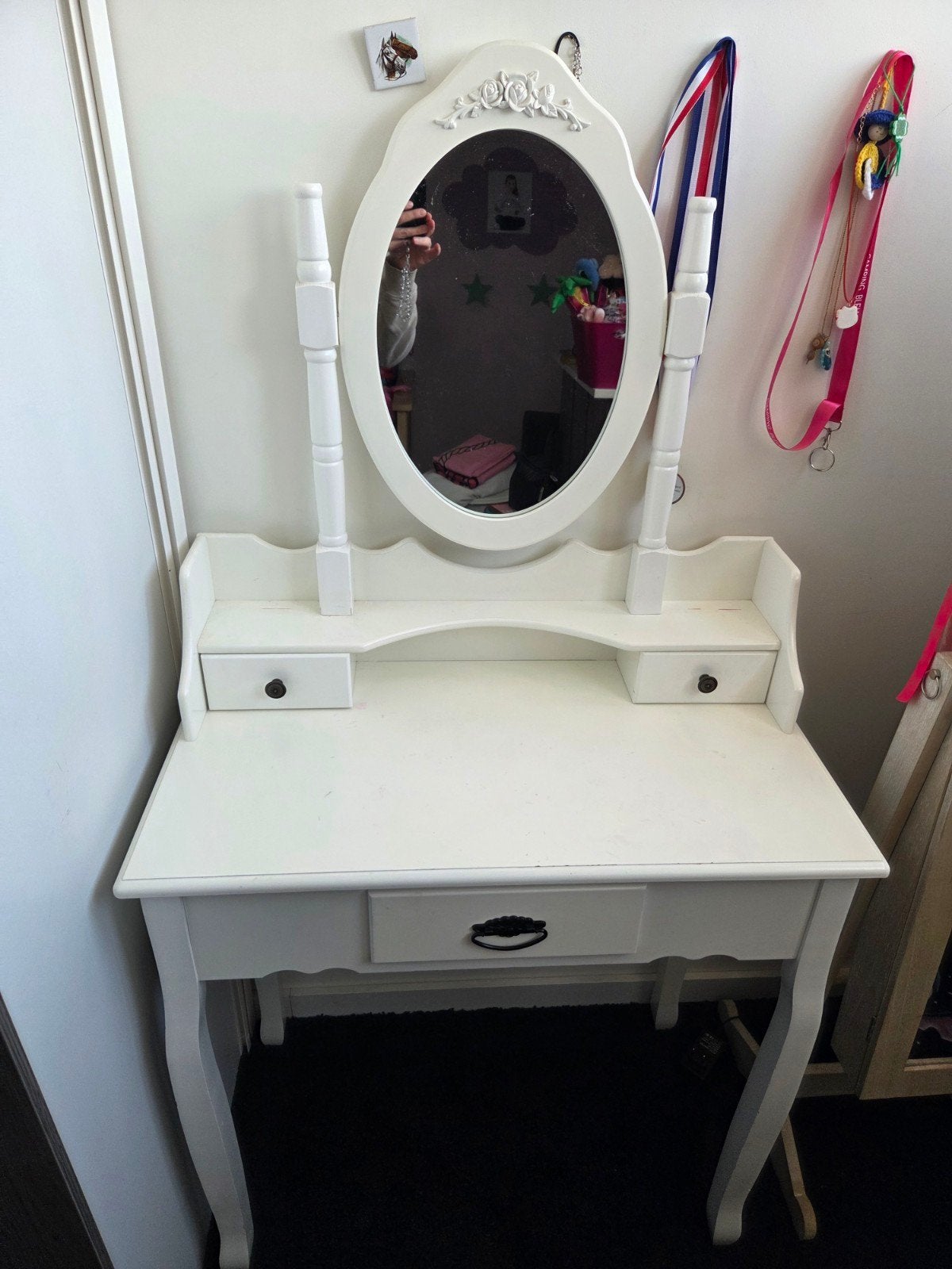 Make-up tafeltje met spiegel en gebruikerssporen, Huis en Inrichting, Tafels | Kaptafels, Ophalen, Gebruikt, Klassiek, 50 tot 100 cm