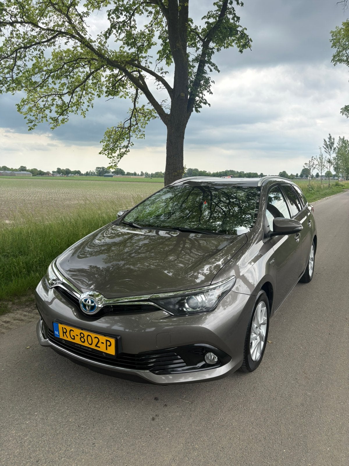 Toyota Auris 1.8 Hybrid 136pk CVT 2017 Nieuwe APK + Banden, Auto's, Toyota, Euro 6, Origineel Nederlands, Grijs, Te koop