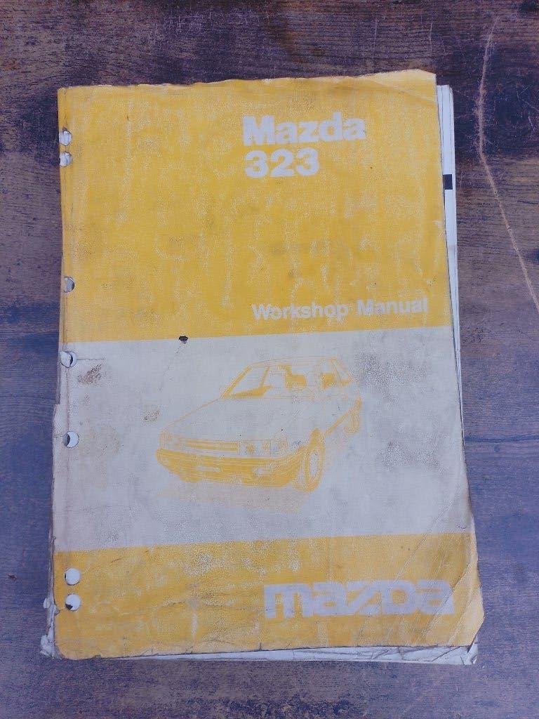 Mazda 323  1985 dealer werkplaatsboek complete auto, Verzenden, Gelezen, Mazda